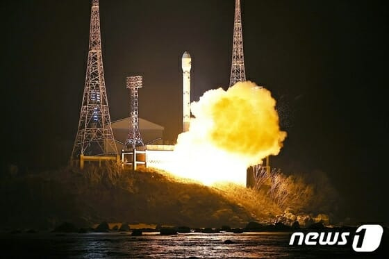 북한 노동당 기관지 노동신문은 22일 전날인 21일 밤 발사한 군사정찰위성의 발사가 성공적으로 이뤄졌다고 주장했다. 신문은 ”국가항공우주기술총국은 11월21일 22시42분28초에 평안북도 철산군 서해위성발사장에서 정찰위성 '만리경 1호'를 신형위성운반로켓 '천리마 1형'에 탑재해 성공적으로 발사했다”라고 보도했다. (사진=뉴스1)