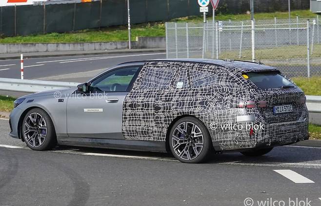 BMW 'i5 투어링' 테스트카 (출처 : 윌코 블록 SNS)