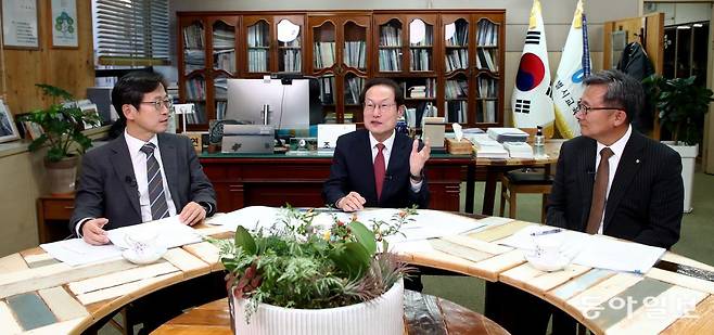 한국 교육계에 혁신의 물꼬를 트고 있는 교육계 인사 3명이 13일 서울시교육청에 모여 한국 교육 
변화를 위해서 무엇이 필요한지 심층 좌담을 했다. 왼쪽부터 김현철 한국청소년정책연구원장, 조희연 서울시 교육감, 전호환 동명대 
총장. 전영한 기자 scoopjyh@donga.com