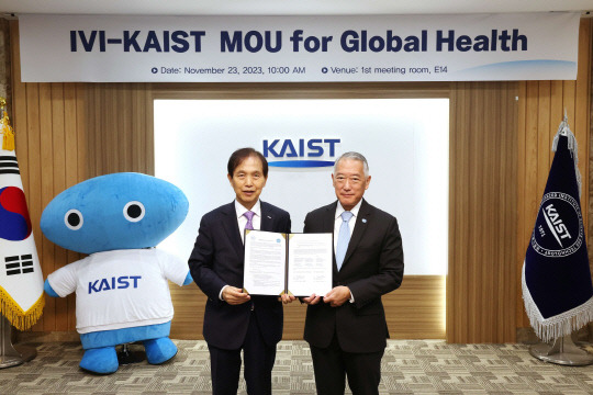 이광형 KAIST 총장(왼쪽)과 제롬 김 국제백신연구소 사무총장(오른쪽)이 23일 대전 KAIST 본원에서 글로벌 백신 연구협력 협약을 체결하고 기념촬영을 하고 있다. KAIST 제공