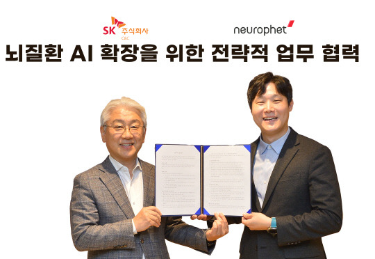 윤동준(왼쪽) SK C&C 헬스케어그룹장과 빈준길 뉴로핏 대표가 협약을 맺고 기념촬영하고 있다. SK C&C 제공