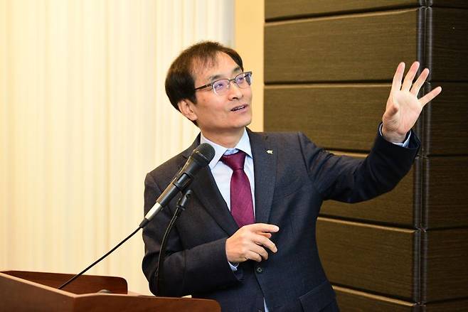 한국에너지기술연구원 이창근 원장이 23일 서울 광화문 인근 기자 간담회 자리에서 사우디아라비아와 재생에너지 공동연구에 대해 설명하고 있다. 에너지기술연구원 제공