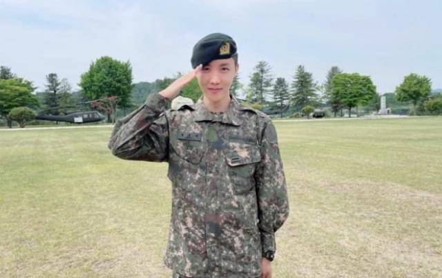 그룹 방탄소년단(BTS) 제이홉이 군 복무 중인 근황을 깜짝 공개했다. 위버스 제공