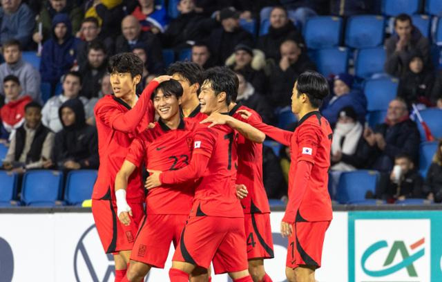 지난 21일 프랑스 르아브르의 스타드 오세안에서 열린 한국의 22세 이하(U-22) 축구대표팀과 프랑스 U-21 대표팀의 친선경기에서 후반 정상빈(왼쪽 두 번째)이 첫 골을 넣은 뒤 동료들과 환호하고 있다. 르아브르=뉴스1