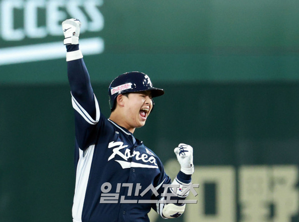 <yonhap photo-2946="">19일 일본 도쿄돔에서 열린 아시아프로야구챔피언십(APBC) 결승전 대한민국과 일본의 경기. 3회초 1사 1,2루에서 노시환이 2타점 적시타를 친 뒤 포효하고 있다. 사진=연합뉴스</yonhap>