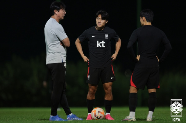 황선홍(왼쪽) 올림픽 축구대표팀 감독과 정상빈. 사진=대한축구협회