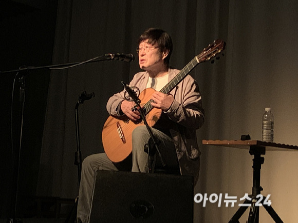 23일 오후 서울 서교동 벨로주 홍대에서 김창완의 독집앨범 '나는 지구인이다' 발매 기념 쇼케이스 및 기자간담회가 열렸다. [사진=최란 기자]