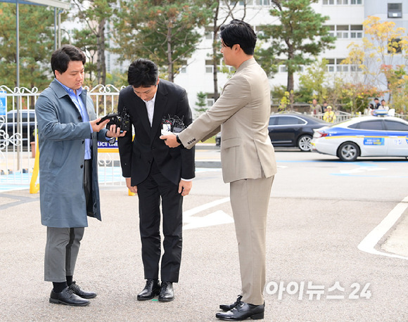 마약 투약혐의로 입건된 배우 이선균이 4일 오후 인천 남동구 인천논현경찰서로 출석하고 있다. [사진=정소희 기자]