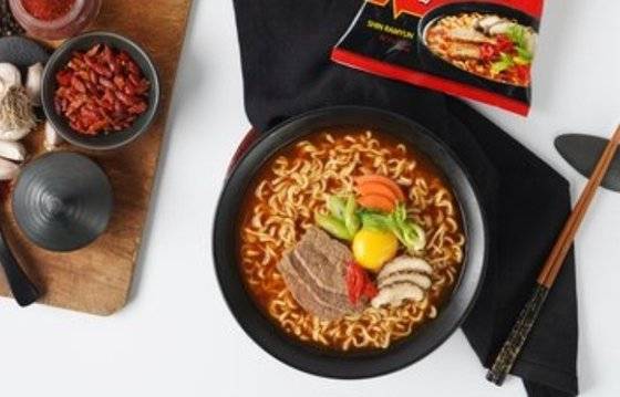 라면에 캔 참치나 계란, 채소 등을 추가해 먹으면 영양적으로도 훌륭한 한 끼가 된다. 사진 농심