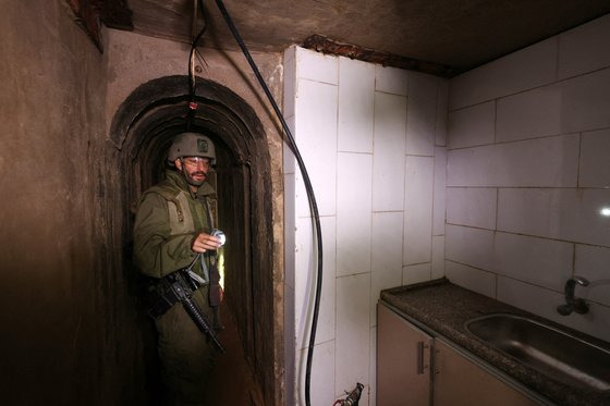 이스라엘 군인이 22일 가자지구 북부 최대 의료기관인 알시파 병원 지하 터널 내부에 들어가 팔레스타인 무장 정파 하마스가 사용한 것으로 보이는 주방 시설을 확인하고 있다. 로이터=연합뉴스