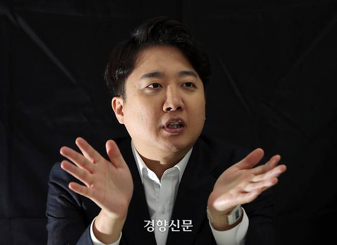 <주간경향 인터뷰>  이준석 전 국민의힘 대표가 15일 서울 강서구 등촌동의 한 스튜디오에서 신당 창당과 관련해 경향신문과 인터뷰를 하고 있다. 2023.11.15 /서성일 선임기자