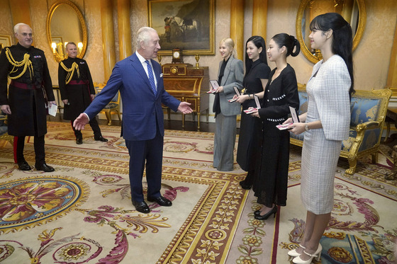 Britain's King Charles III, left. presents the members of the K-Pop band Blackpink with MBEs, Member of the Order of the British Empire at Buckingham Palace, in London, Wednesday, Nov. 22, 2023. [AP/YONHAP]