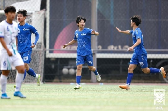 결승골을 터트리고 기뻐하는 중앙대 허동민(가운데) [대한축구협회 제공]