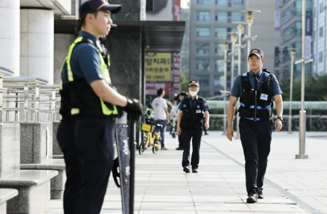 지난 8월 4일 오전 경기도 성남시 분당구 서현역 주변에 배치된 경찰 모습 [사진 = 연합뉴스]