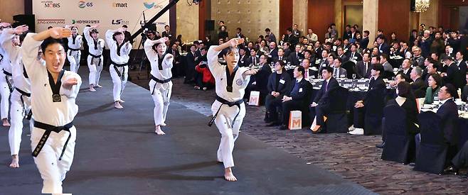 국기원 태권도 시범단이 23일 서울 중구 롯데호텔 서울에서 열린 MBN 개국 29주년 보고대회 '원조 한류 태권도 리부팅' 행사에서 태권도 시범을 선보이고 있다.  한주형 기자