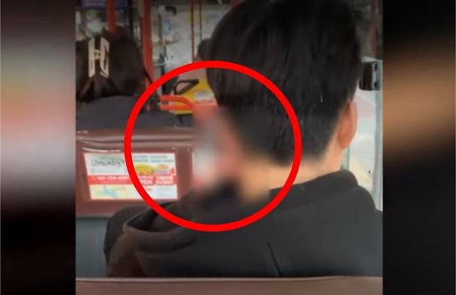 버스에서 음란물을 보고 있는 남성 사진 [출처= YTN 화면 캡처]