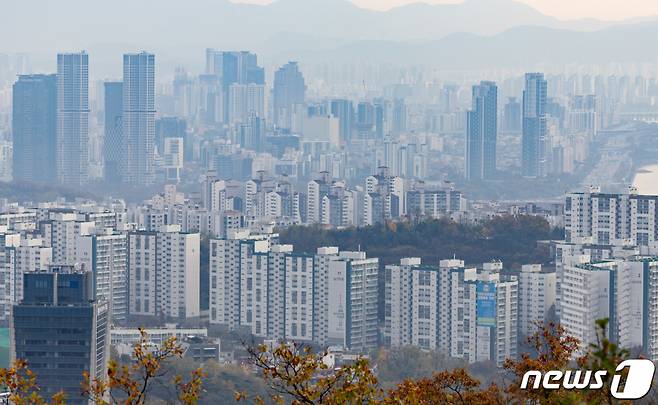 (서울=뉴스1) 이재명 기자 =사진은 이날 오전 서울 남산에서 바라본 아파트 단지 모습. 2023.11.9/뉴스1  Copyright (C) 뉴스1. All rights reserved. 무단 전재 및 재배포,  AI학습 이용 금지.