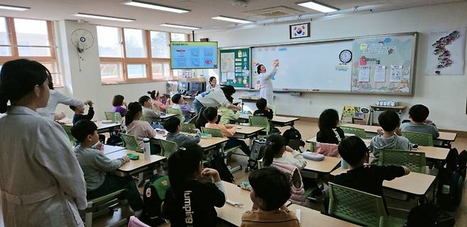 윤혜정 수원여대 치위생과 교수가 능실초 저학년 학생들을 대상으로 구강건강에 대해 교육하고 있다./사진제공=수원여대