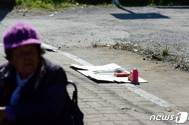 지난 2일 오전 전남 보성군 벌교읍 한 고등학교 앞 인근 정류장에 전날 사고로 숨진 A양(16)을 추모하는 국화꽃이 놓여있다. 이곳에서는 전날 승용차가 버스정류장을 들이받는 사고가 발생했다. /사진=뉴스1