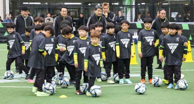 늘봄 출신 국가대표 나올까 권오갑(뒷줄 왼쪽부터) 한국프로축구연맹 총재, 임태희 경기도교육감, 이주호 부총리 겸 교육부 장관, 김병지 강원FC 대표, 김학범 전 올림픽 축구 대표팀 감독이 22일 서울 영등포구 더에프필드에서 열린 늘봄학교 축구 프로그램 및 학교체육 활성화를 위한 교육부-한국프로축구연맹 업무협약식에 참석해 공을 차는 어린이들을 지켜보고 있다. 뉴시스