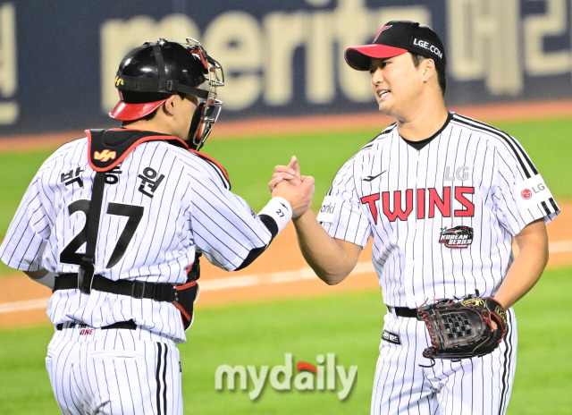 고우석-박동원, 2023년 11월 8일 오후 서울 잠실야구장에서 진행된 '2023 KBO 프로야구' 포스트시즌 한국시리즈 2차전 LG 트윈스와 kt 위즈의 경기/마이데일리