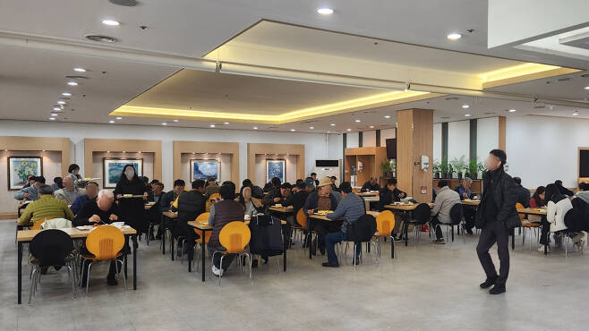 22일 국립중앙도서관 구내식당이 점심을 먹으러 온 사람들로 꽉 차 있다. 안효정 기자