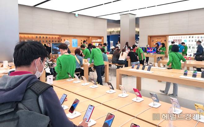 일본 도쿄 신주쿠산초메에 위치한 애플 스토어 모습. 김현일 기자