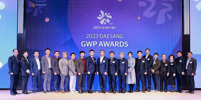 22일 앰배서더 서울 풀만 호텔에서 열린 대상 '2023 GWP(Great Work Partners) AWARDS'에서 임정배 대상 대표이사(왼쪽부터 열 번째)와 파트너사 임직원들이 기념사진을 촬영하고 있다.(사진=대상 제공) *재판매 및 DB 금지