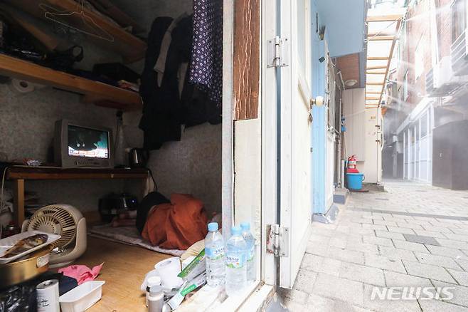 [서울=뉴시스] 권창회 기자 =  서울 종로구 쪽방촌. 2023.08.02. kch0523@newsis.com