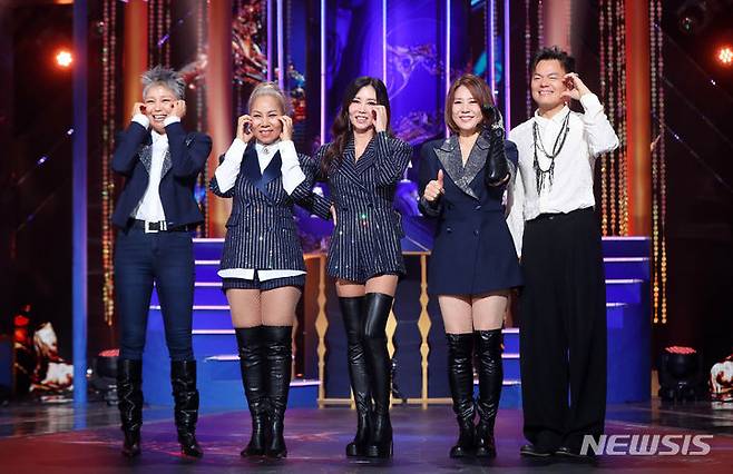 [서울=뉴시스] 김혜진 기자 = 가수 이은미(왼쪽부터), 인순이, 박미경, 신효범, 박진영이 23일 오후 서울 영등포구 KBS 신관 공개홀에서 열린 KBS2 '골든걸스' 신곡 쇼케이스에서 포즈를 취하고 있다. '골든걸스'는 박진영 프로듀서를 필두로 인순이, 박미경, 신효범, 이은미로 이뤄진 155년 경력의 국내 최고의 神급 보컬리스트의 신(神)인 디바 데뷔 프로젝트다. 매주 금요일 오후 10시 방송. 2023.11.23. jini@newsis.com