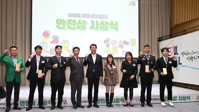 오세훈 서울시장이 제9회 서울시 안전상 수상자들과 포토타임을 갖고 있다. 서울시 제공