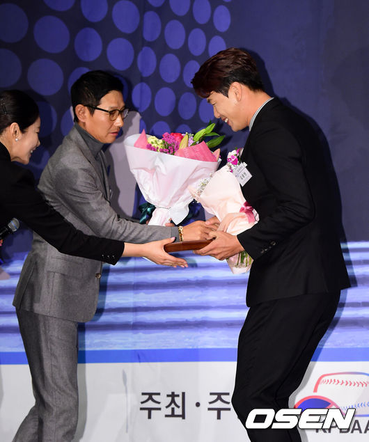 2019년 한국프로야구은퇴선수협회 시상식에서 SK 김광현이 최고의 투수상을 수상하며 염경엽 감독의 축하를 받고 있다. / OSEN DB