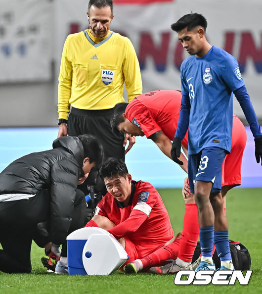 [OSEN=서울월드컵경기장, 박준형 기자] '닥공 축구'가 통했다. 한국이 싱가포르의 두 줄 수비를 깨부수고 6만여 홈팬들 앞에서 골 폭죽을 터트렸다.위르겐 클린스만 감독이 이끄는 한국 축구대표팀은 16일 오후 8시 서울월드컵경기장에서 열린 2026 국제축구연맹(FIFA) 북중미 월드컵 아시아지역 2차 예선 1차전에서 싱가포르를 5-0으로 대파했다.후반 손흥민이 싱가포르 수비진의 반칙에 쓰러져 고통스러워하고 있다 . 2023.11.16 / soul1014@osen.co.kr