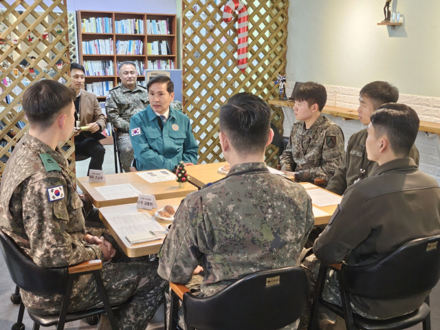 김선호 국방부차관이 23일 수도군단 예하부대를 방문해 간부숙소에 거주하고 있는 초급장교들과 간담회를 갖고 현장의 목소리를 경청하고 있다. 사진 제공=국방부