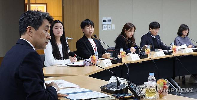 교원 및 예비 교원과 대화하는 이주호 부총리 이주호 부총리 겸 교육부 장관이 지난 16일 오후 정부세종청사에서 현장 교사 및 예비 교사들과 만나 간담회를 하고 있다.[연합뉴스 자료사진. 재판매 및 DB 금지]