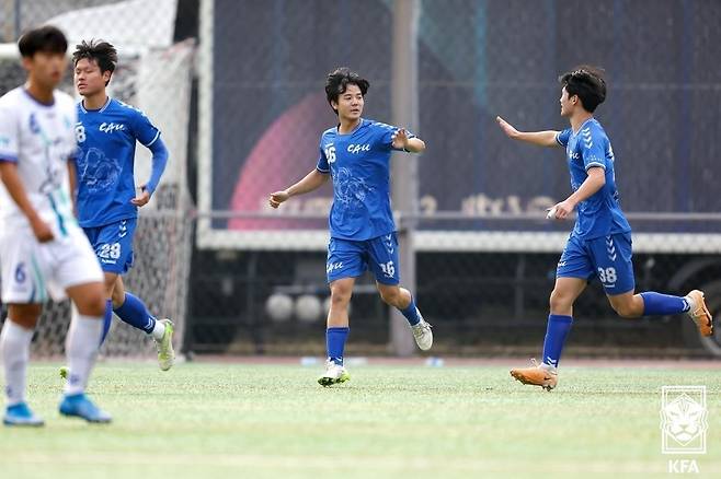 결승골을 터트리고 기뻐하는 중앙대 허동민(가운데) [대한축구협회 제공. 재판매 및 DB 금지]