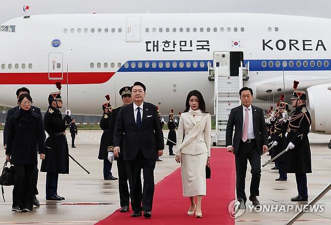 프랑스 파리 도착한 윤석열 대통령 내외 (파리=연합뉴스) 임헌정 기자 = 영국 국빈방문을 마치고 프랑스에서 2030 부산세계박람회 유치 활동을 이어가는 윤석열 대통령과 부인 김건희 여사가 23일(현지시간) 파리 오를리 국제공항에 도착, 전용기인 공군 1호기에서 내려 이동하고 있다. 2023.11.23 kane@yna.co.kr