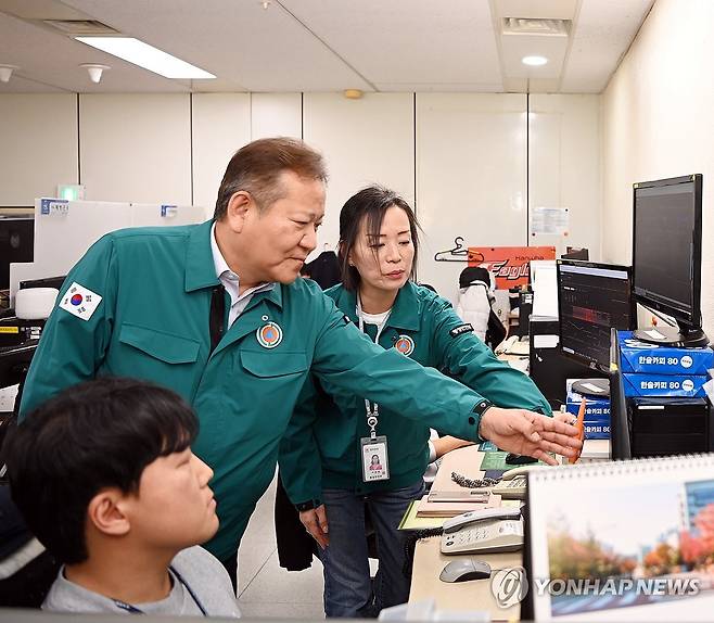 이상민 장관, 국가정보자원관리원 현장 점검 (서울=연합뉴스) 이상민 행정안전부 장관이 19일 대전에 위치한 국가정보자원관리원을 방문해 정부 행정 전산망 오류 사태 복구 상황을 점검하고 있다. 2023.11.19 [행정안전부 제공. 재판매 및 DB 금지] photo@yna.co.kr