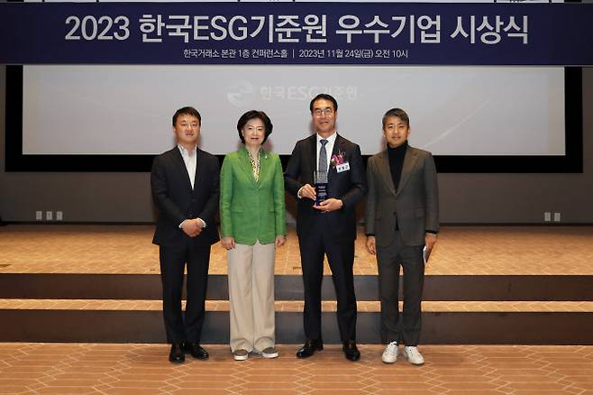 24일 서울 여의도 한국거래소에서 개최된 ‘2023 한국ESG기준원 우수기업’ 시상식에서 HD현대건설기계가 ESG 우수기업에 선정됐다. 사진 왼쪽 두 번째부터 심인숙 한국ESG기준원 원장, 최철곤 HD현대건설기계 사장.(사진=HD현대건설기계)