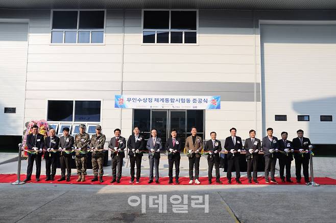 LIG넥스원 구미하우스에서 열린 무인수상정 전용 체계통합시험동 준공식에서 주요 참석자들이 기념 촬영을 하고 있다. (사진=LIG넥스원)