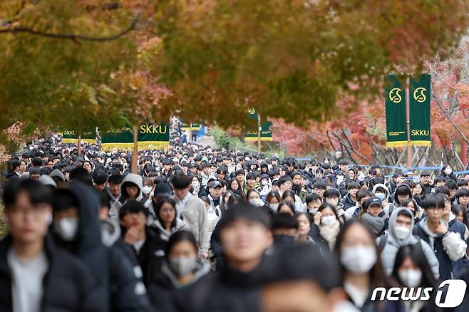 서울 종로구 성균관대학교에서 지난 19일 2024학년도 수시모집 논술시험을 마친 수험생들이 고사장을 나서고 있다. /뉴스1 ⓒ News1 민경석 기자