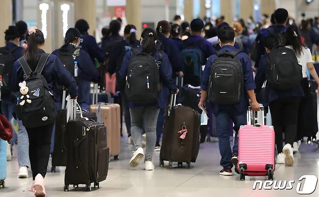 인천국제공항 제1여객터미널 입국장에 외국인 근로자가 입국하고 있다.  ⓒ News1 DB