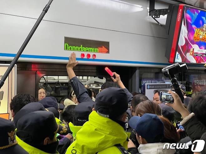 24일 서울지하철 4호선 혜화역에서 전장연과 경찰 간 대치 상황이 벌어지고 있다. ⓒ 뉴스1 임윤지 기자