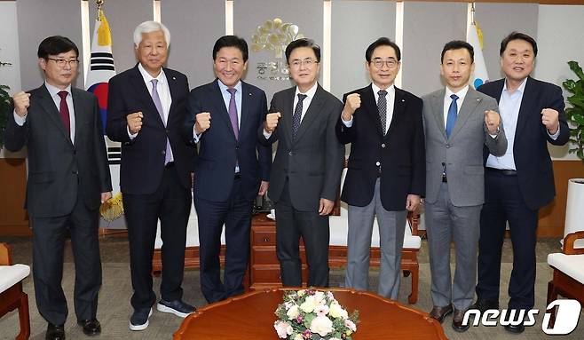 김태흠 충남지사(가운데)와 박종범 세계한인무역협회(월드옥타) 신임 회장(왼쪽 세번째)를 비롯한 월드옥타 회원, 관계자 공무원 등이 23일 도청 접견실에서 기념촬영을 하고 있다. (충남도 제공)/뉴스1