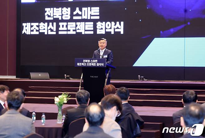 24일 전주 더메이호텔에서 '전북형 스마트 제조혁신 프로젝드' 협약식이 개최된 가운데 김관영 전북지사가 인사말을 하고 있다.2023.11.24.(전북도 제공)/뉴스1