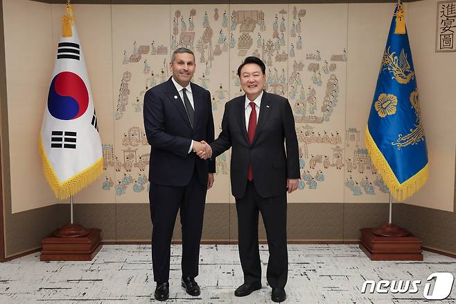 윤석열 대통령이 용산 대통령실 청사에서 열린 UAE 칼둔 아부다비 행정청장과의 오찬에서 기념촬영을 하고 있다. (대통령실 제공) 2023.8.29/뉴스1 ⓒ News1 오대일 기자