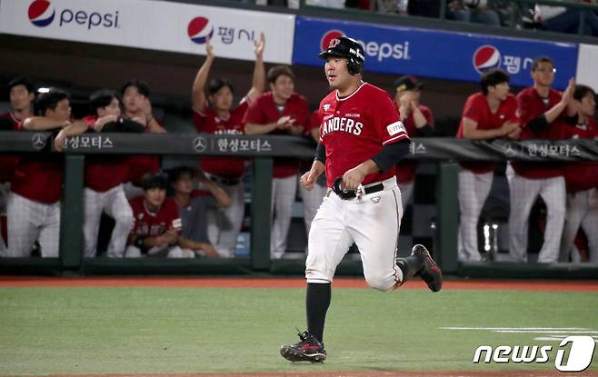 13일 오후 부산 동래구 사직야구장에서 열린 프로야구 '2022 신한은행 SOL KBO리그' SSG 랜더스와 롯데 자이언츠의 경기, 8회초 2사 1,2루 SSG 이재원이 최지훈의 1타점 적시타 후 홈인하고 하고 있다. 2022.9.13/뉴스1 ⓒ News1 김영훈 기자