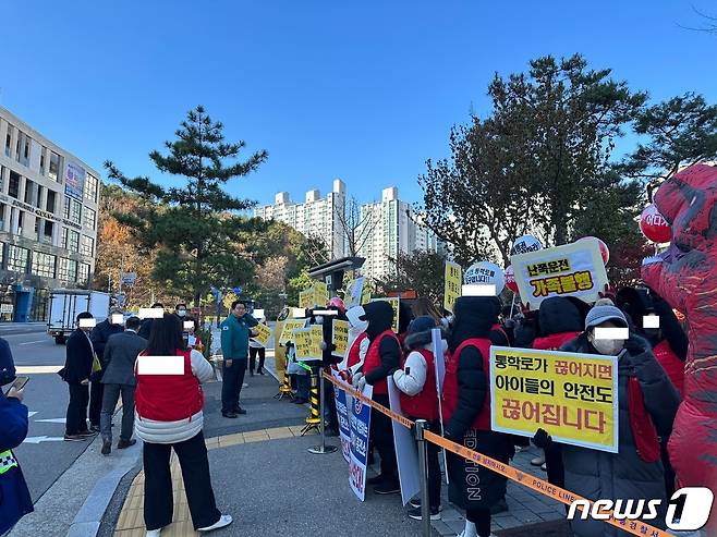 24일 경기 시흥시청 앞에서 '전기차충전소 설치로 인해 안전이 우려된다'고 주장하면서 시위하는 주민들을 만나 발언하는 임병택 시흥시장.