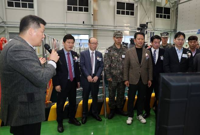 23일 LIG넥스원 구미하우스에서 개최된 무인수상정 전용 체계통합시험동 준공식에서 LIG넥스원 무인체계연구소 이원희 팀장이 주요 참석자들에게 시험동 운용 방안과 무인수상정 개발 현황에 대해 설명하고 있다. [사진= LIG넥스원]