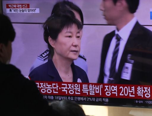 14일 박근혜전대통령의  대법원 선고 뉴스를 시민들이 시청하고 있다./ 뉴시스
